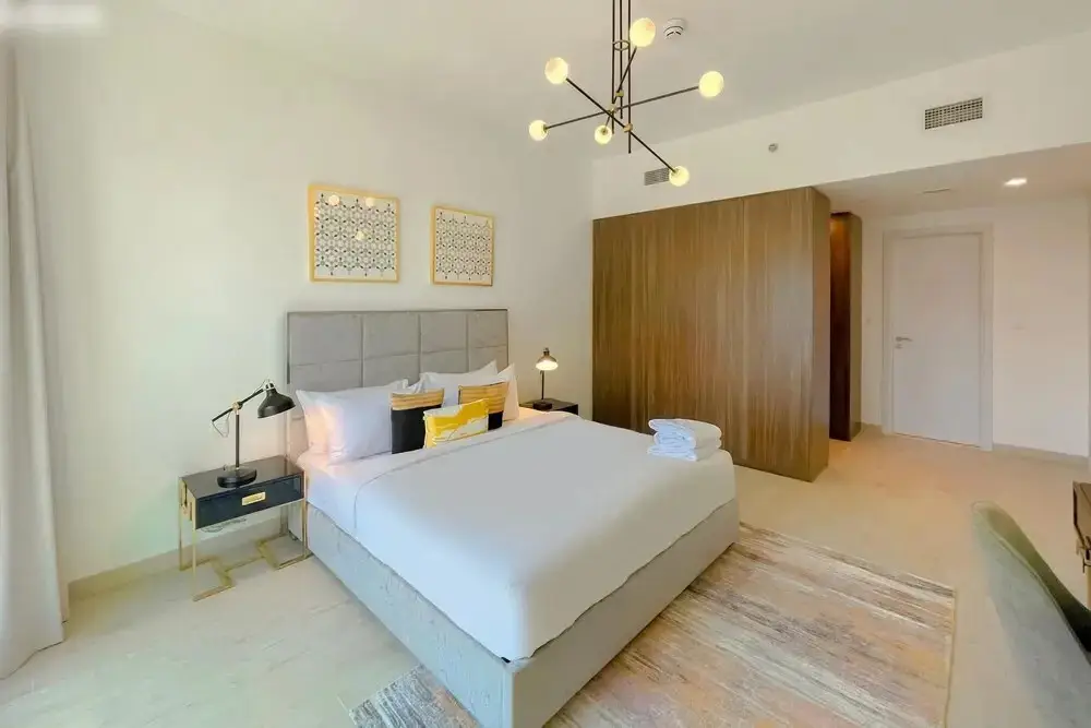 Дубай: Elegant Pool View | 2BR Apartment