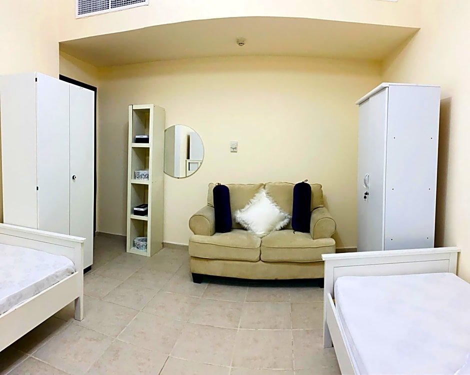 Дубай: Nash Guest House Females Only