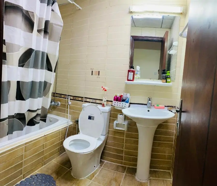 Дубай: Nash Guest House Females Only