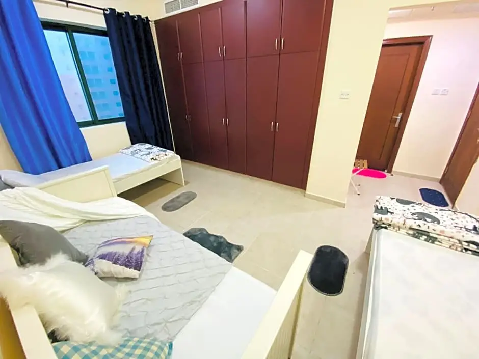 Дубай: Nash Guest House Females Only