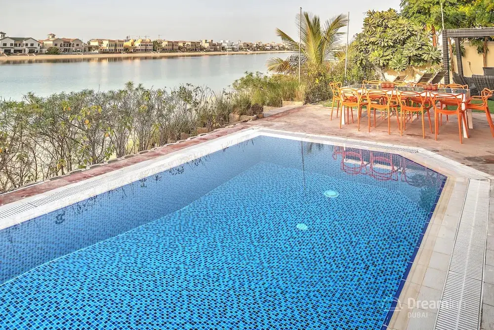 Дубай: The Palm Jumeirah Villas - Frond E by LUX Holiday Home