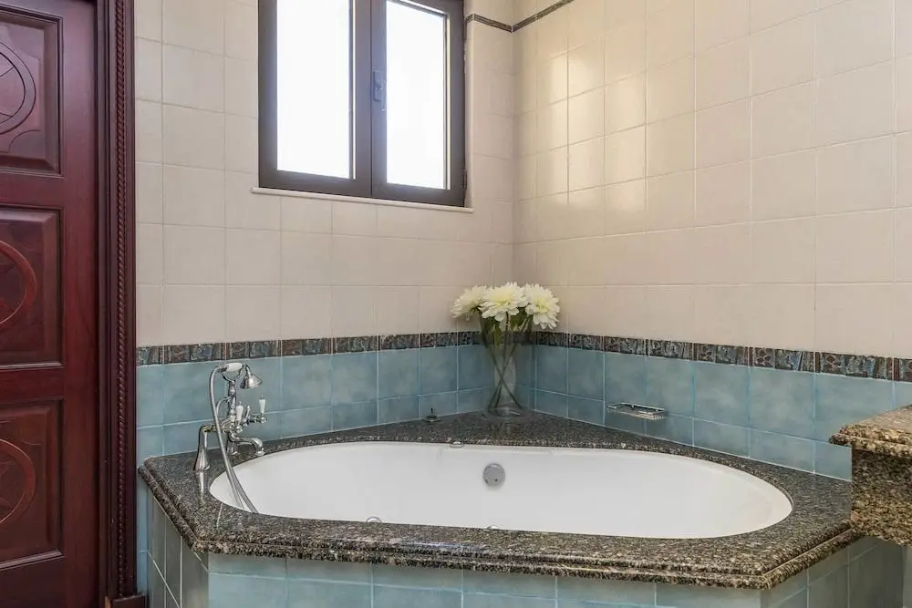 Дубай: Palm Jumeirah Villa in Frond L by Deluxe Holiday Homes