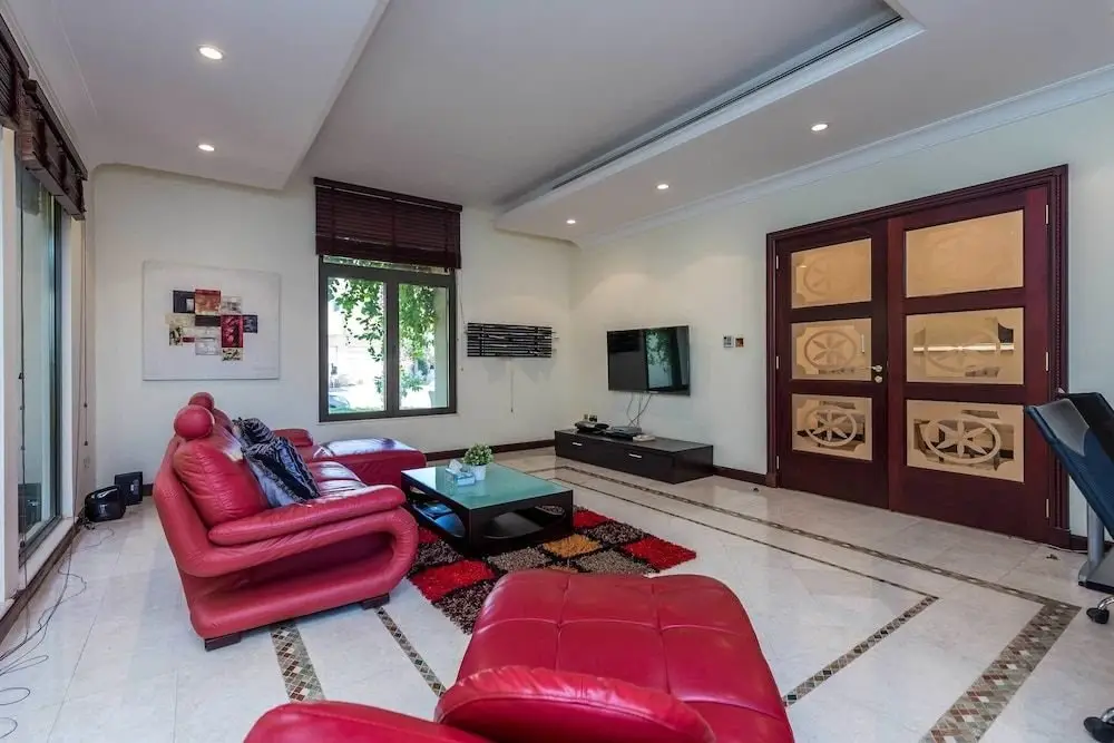 Дубай: Palm Jumeirah Villa in Frond L by Deluxe Holiday Homes