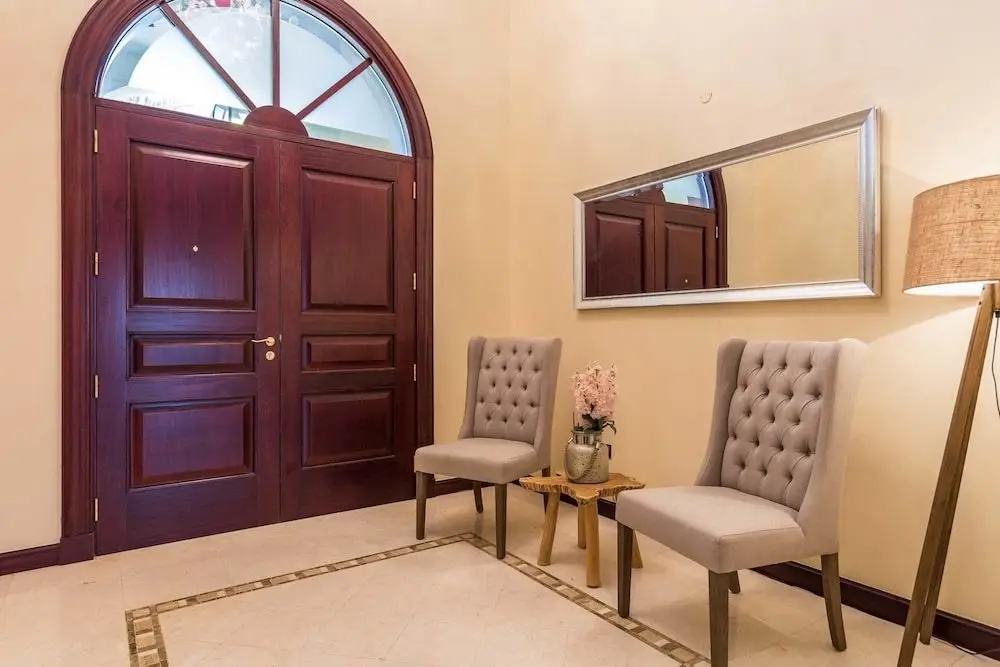 Дубай: Palm Jumeirah Villa in Frond L by Deluxe Holiday Homes