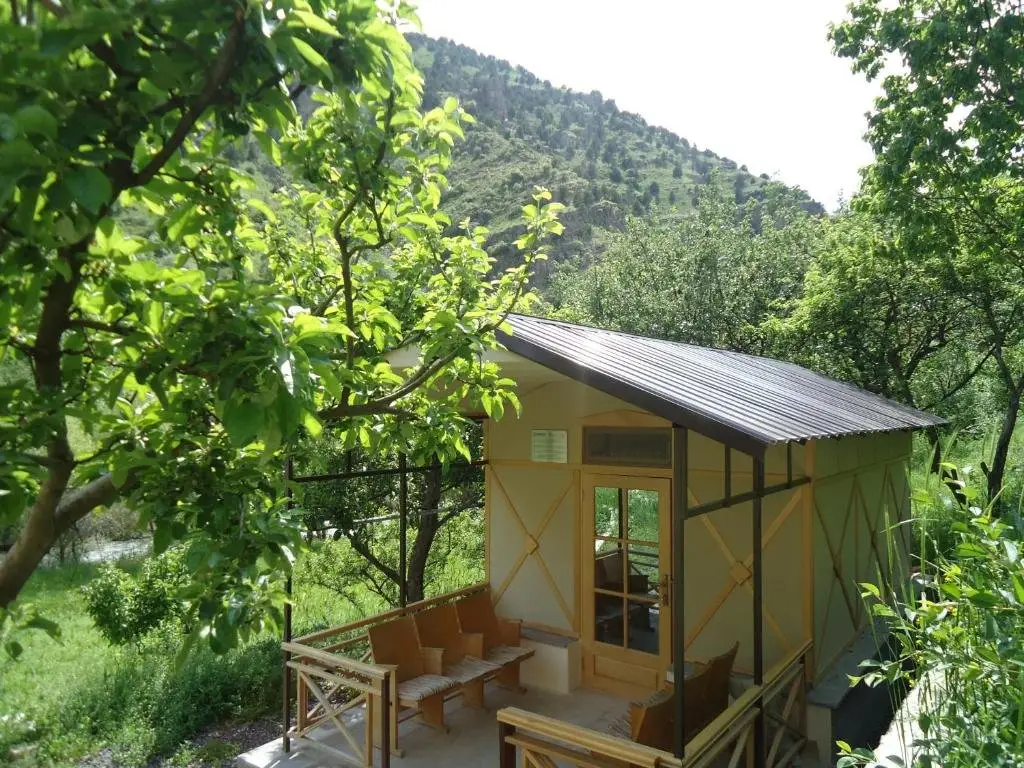 Ехегис: The River House Yeghegis