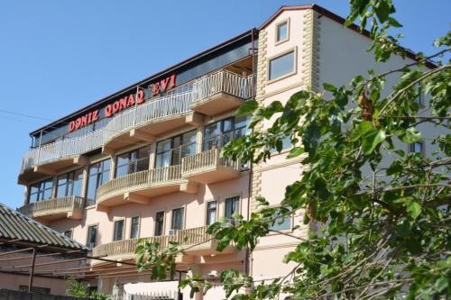Муктедир: Deniz Guest House