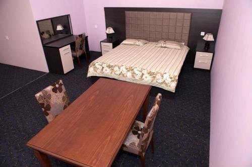 Муктедир: Deniz Guest House