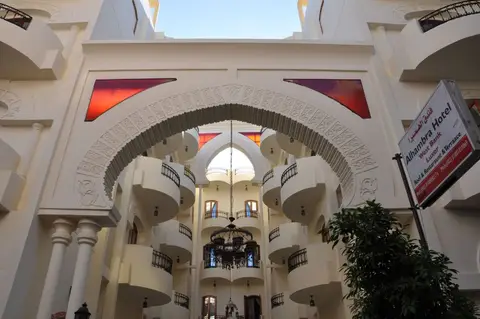 Alhambra Hotel — фото 1