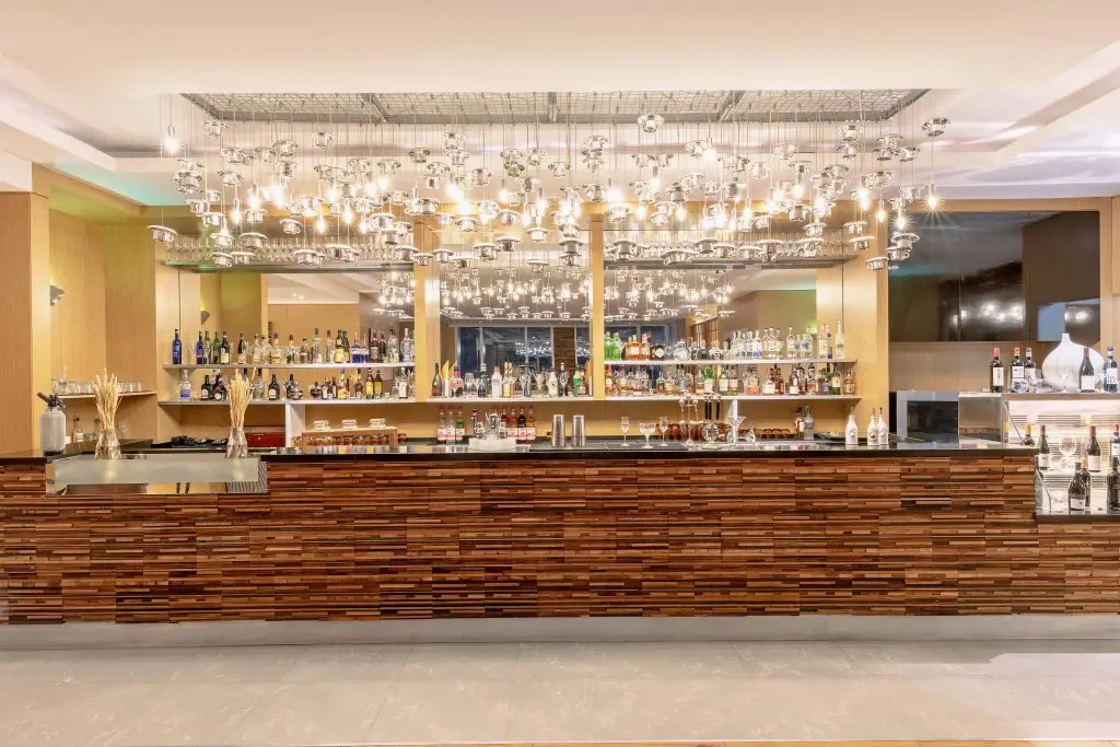 Дубай: Отель V Hotel Dubai Curio Collection by Hilton