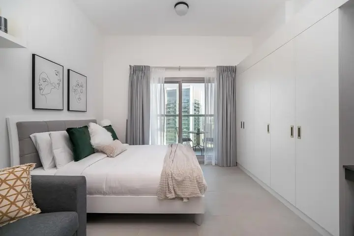 Дубай: A gem w/balcony and views to the desert