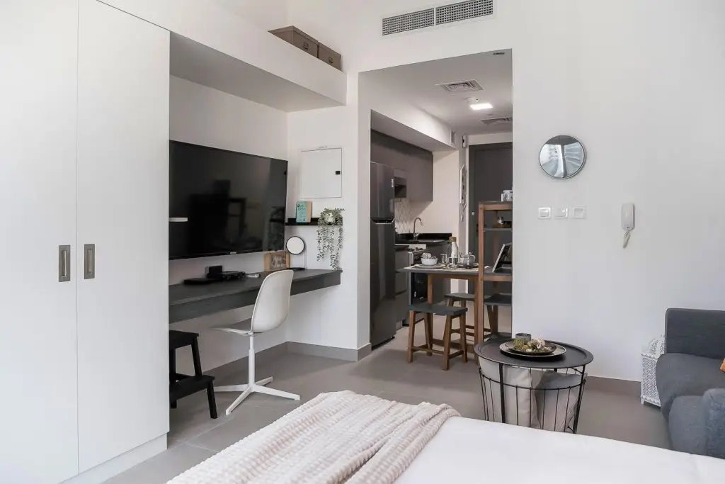 Дубай: A gem w/balcony and views to the desert