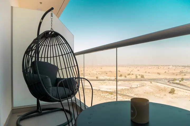 Дубай: A gem w/balcony and views to the desert