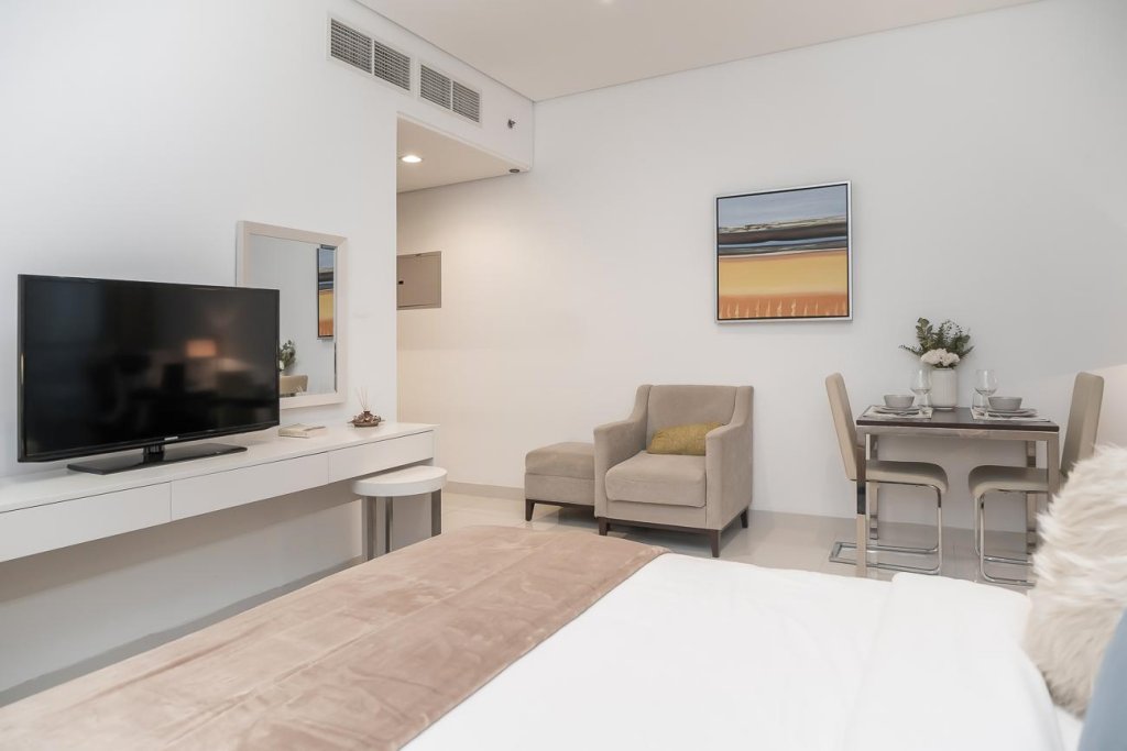 Дубай: Elegant Studio w/work space and views DAMAC
