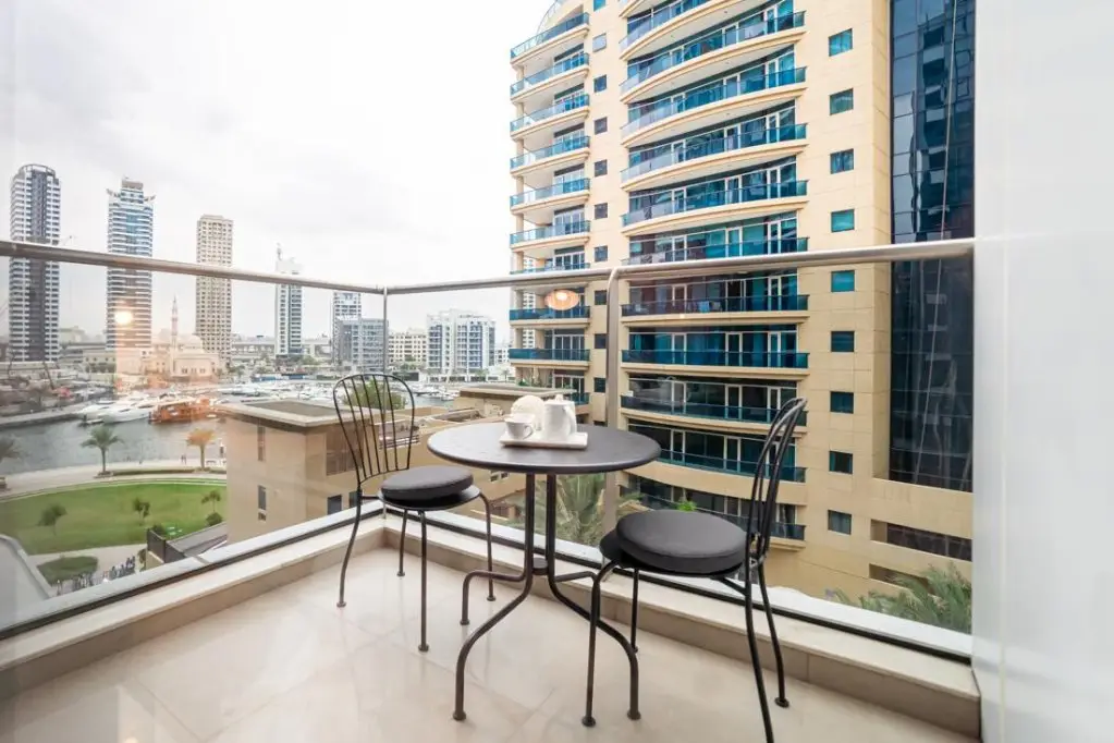 Дубай: Deluxe Studio with Marina Views in Sparkle Towers