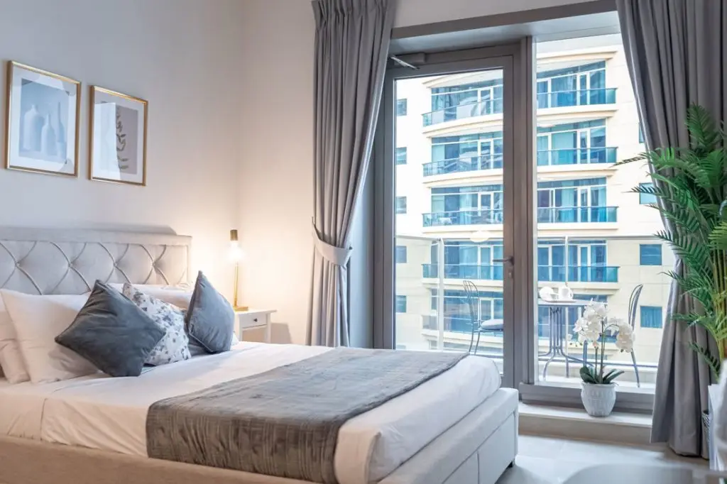 Дубай: Deluxe Studio with Marina Views in Sparkle Towers