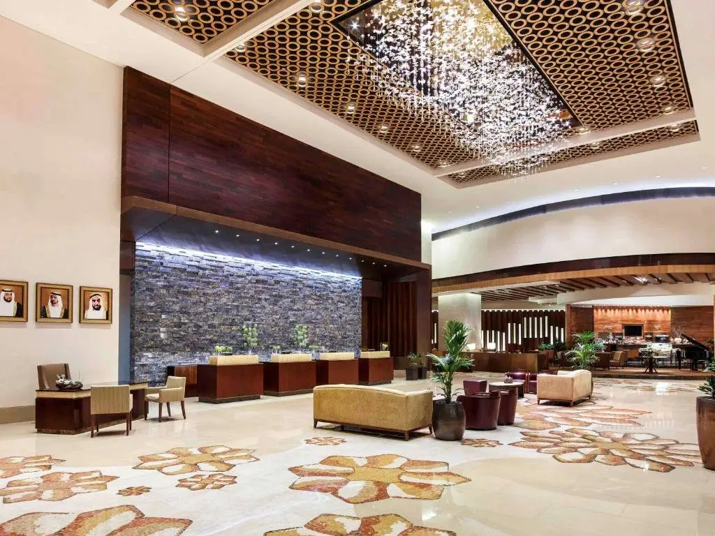 Дубай: Отель Swissotel Al Ghurair 
