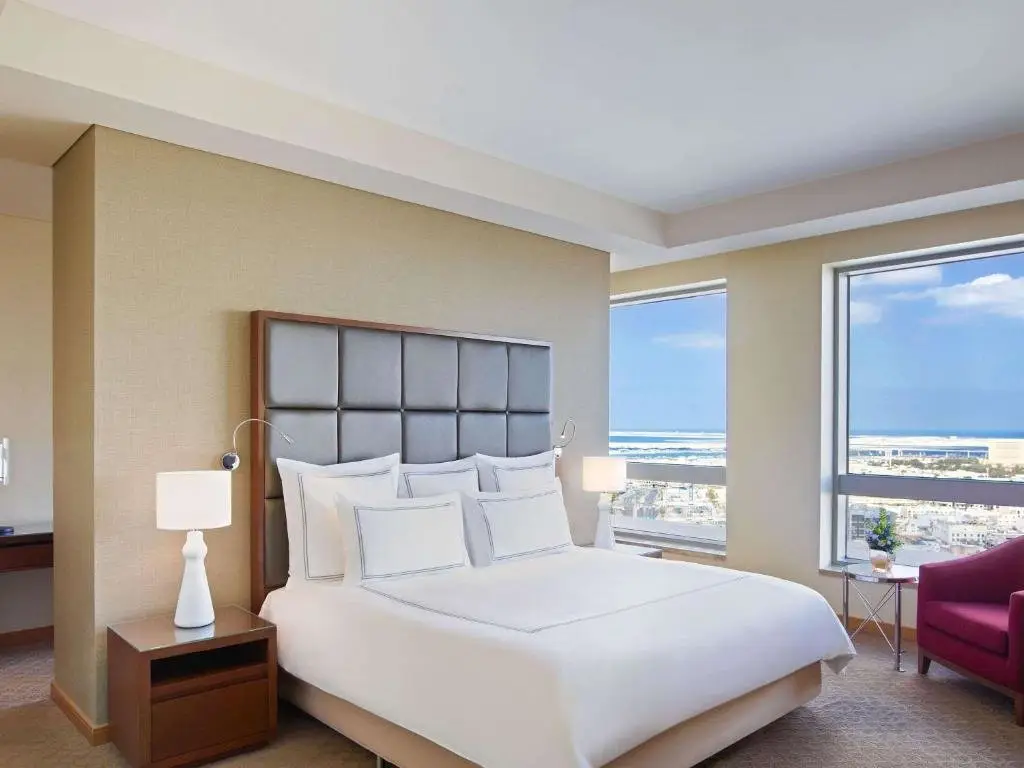 Дубай: Отель Swissotel Al Ghurair 