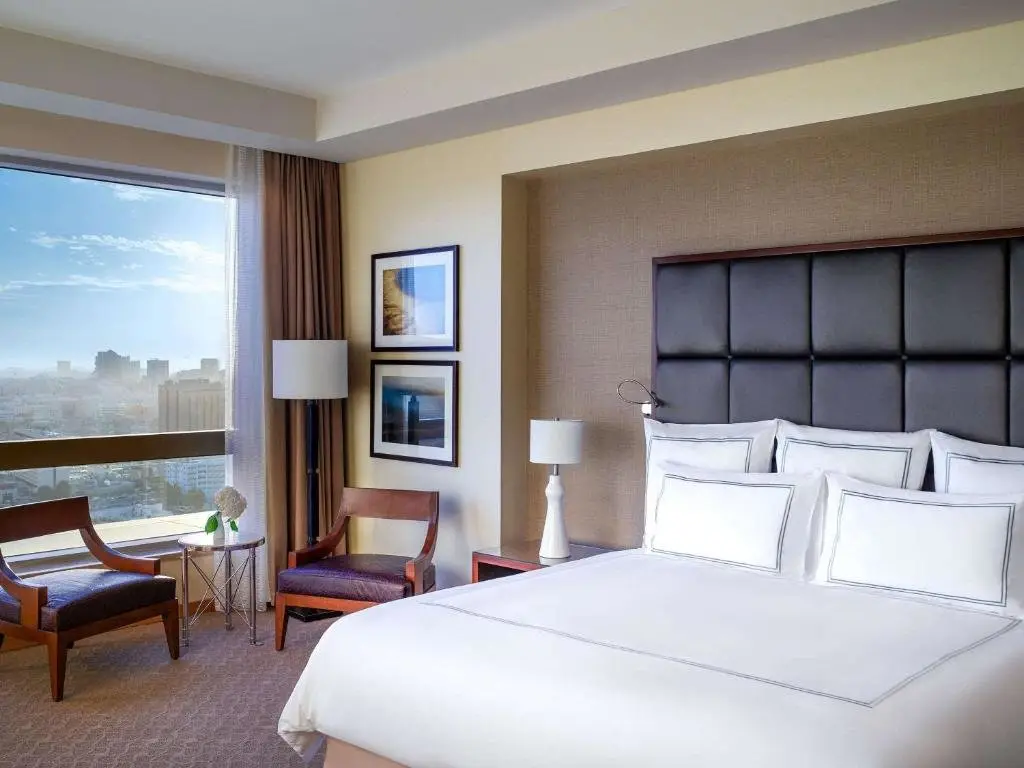 Дубай: Отель Swissotel Al Ghurair 