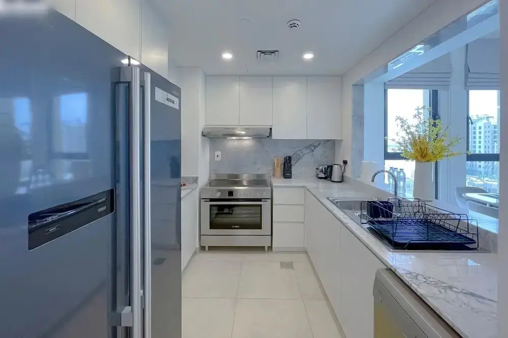 Дубай: Elegant Pool View 2BR Apartment