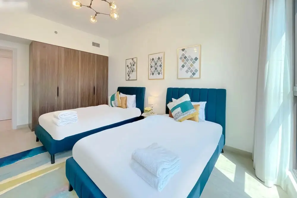Дубай: Elegant Pool View 2BR Apartment