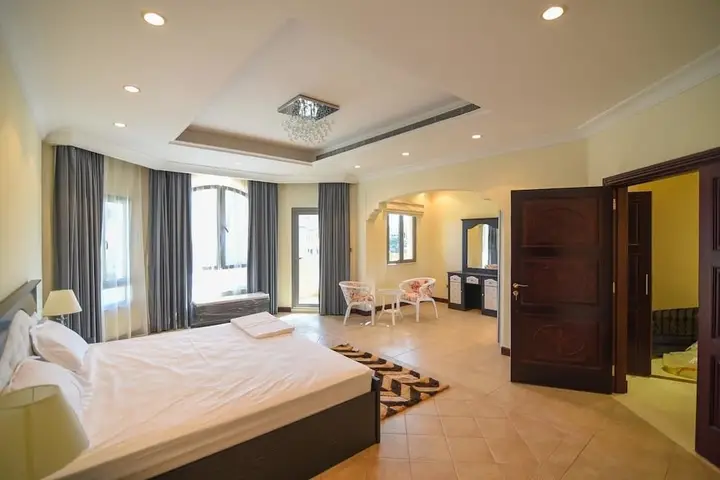 Дубай: Palm Jumeirah Garden Beach Front Home