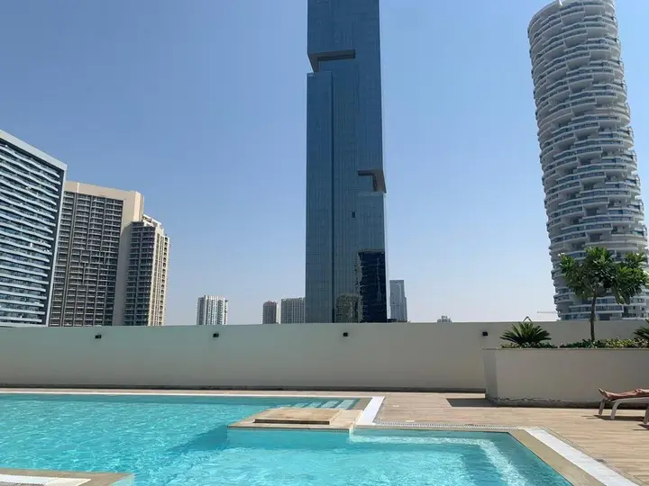 Дубай: WelHome - Panoramic City Views Amidst Gardens in JVC