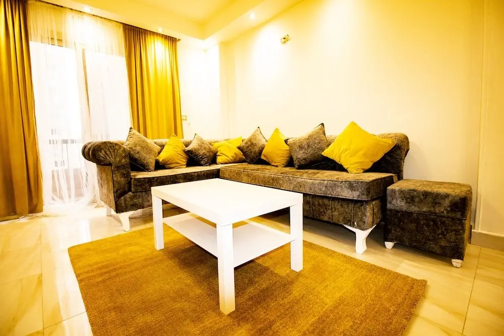 Каир: Yellow & Brown Moderne Style Near Food-court