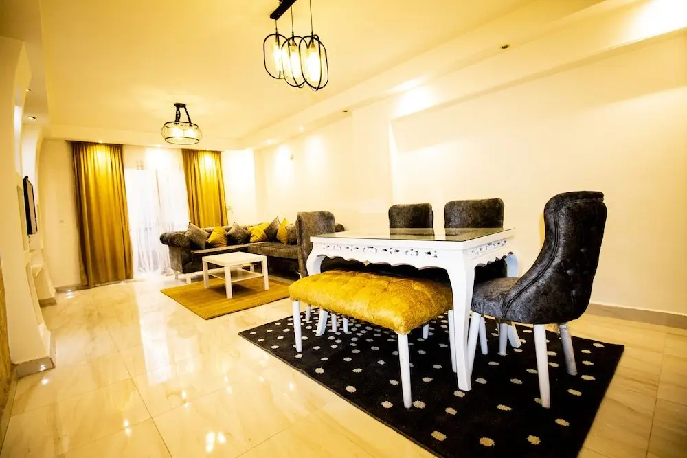 Каир: Yellow & Brown Moderne Style Near Food-court