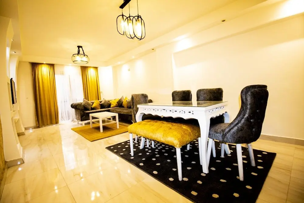 Каир: Yellow & Brown Moderne Style Near Food-court