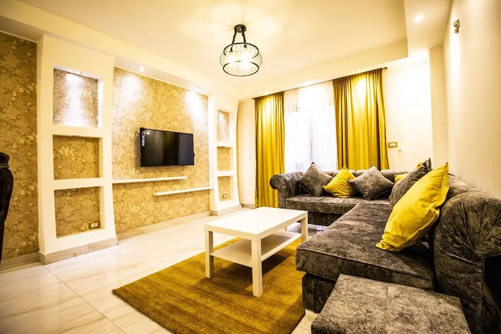 Каир: Yellow & Brown Moderne Style Near Food-court