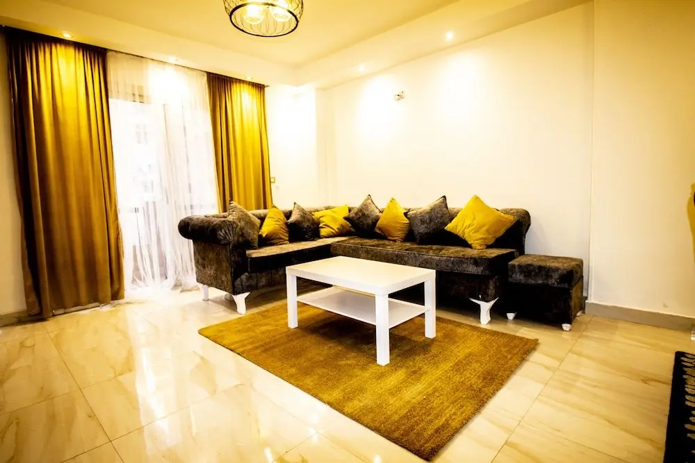 Каир: Yellow & Brown Moderne Style Near Food-court