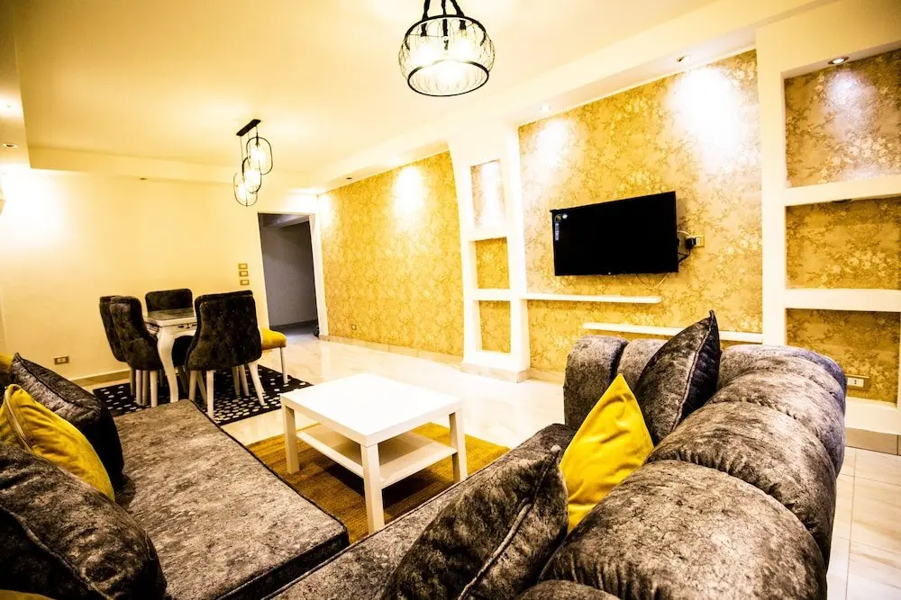 Каир: Yellow & Brown Moderne Style Near Food-court