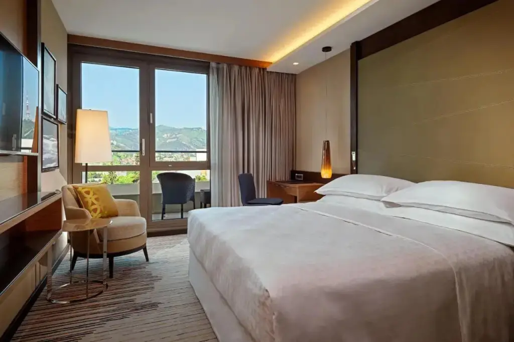Тбилиси: Sheraton Grand Tbilisi Metechi Palace Hotel