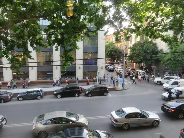 Тбилиси: apartament opposite stamba hotel