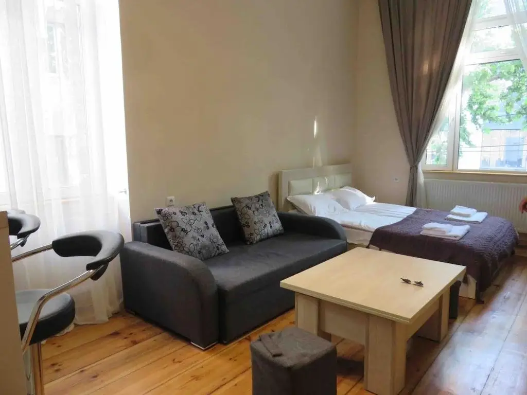 Тбилиси: studio across the Stamba Hotel and cafe