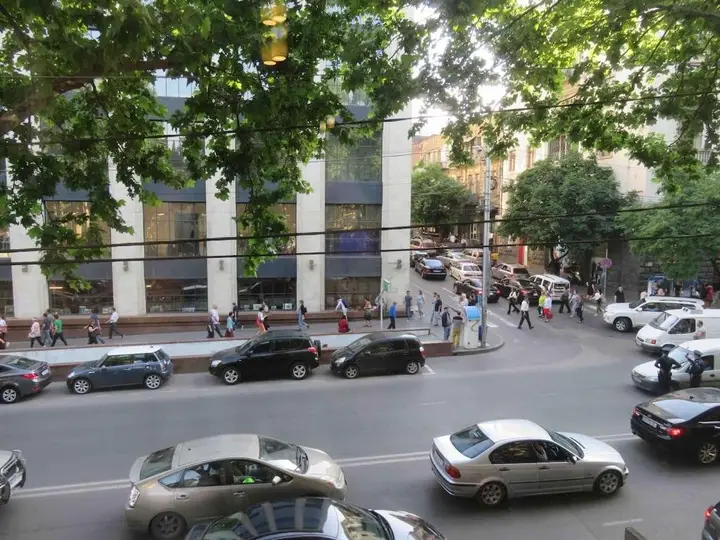 Тбилиси: studio across the Stamba Hotel and cafe