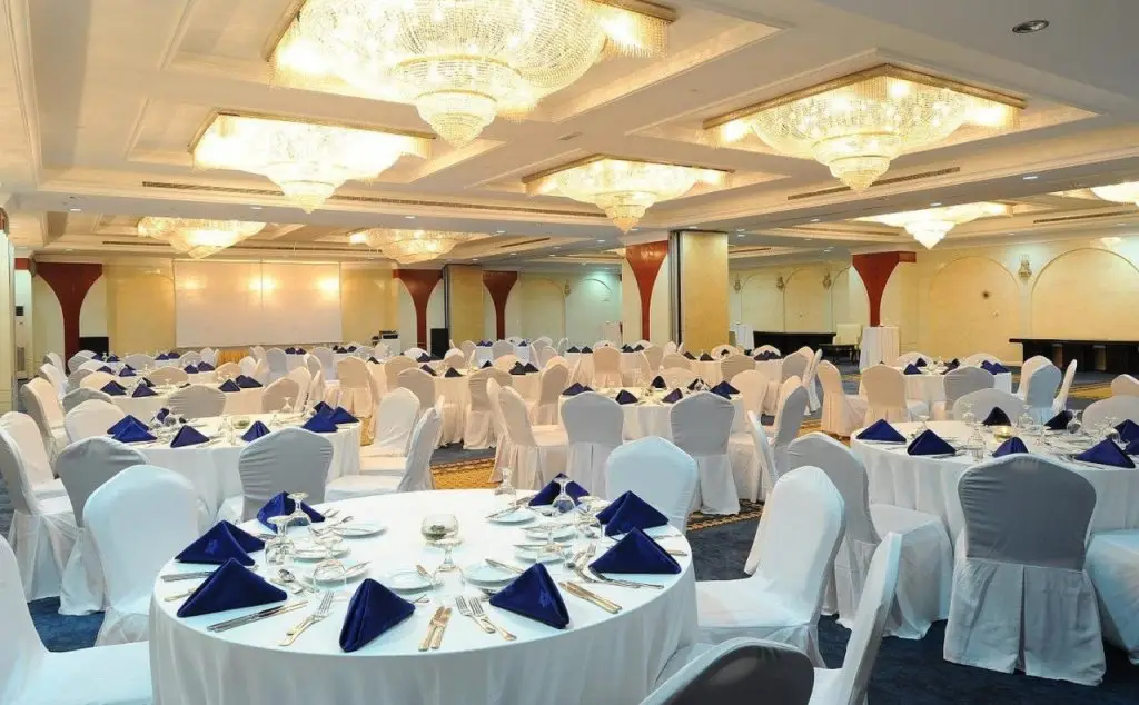 Дубай: Sunday Hotel Holiday International Dubai