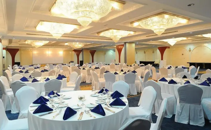 Дубай: Sunday Hotel Holiday International Dubai