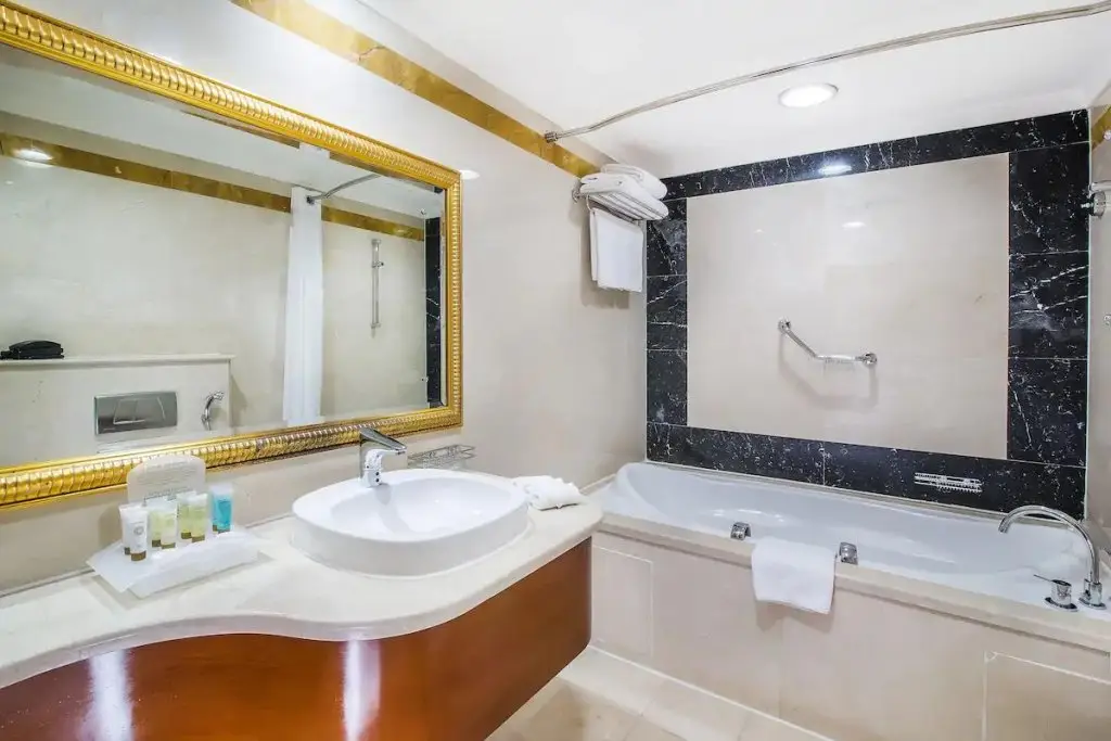 Дубай: Sunday Hotel Holiday International Dubai