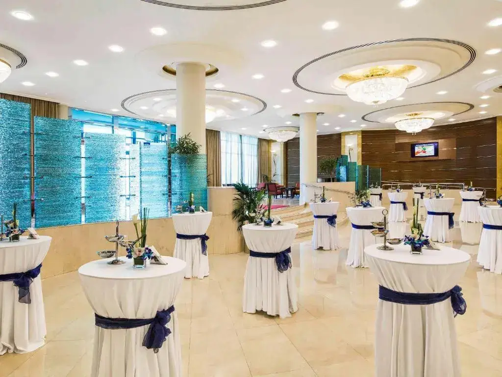 Дубай: Отель Swissotel Al Murooj Dubai