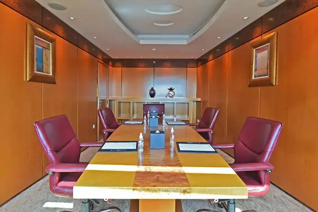 Дубай: Отель Swissotel Al Murooj Dubai