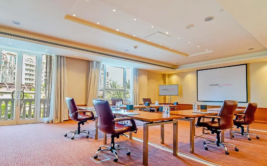 Дубай: Отель Swissotel Al Murooj Dubai