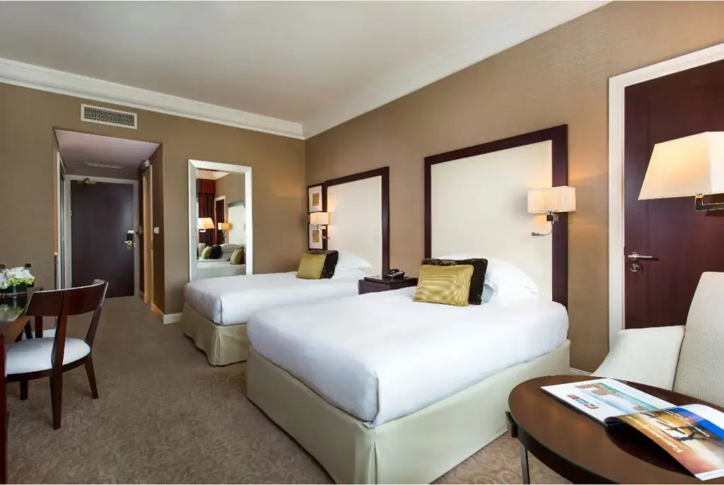 Дубай: Mövenpick Grand Al Bustan Dubai
