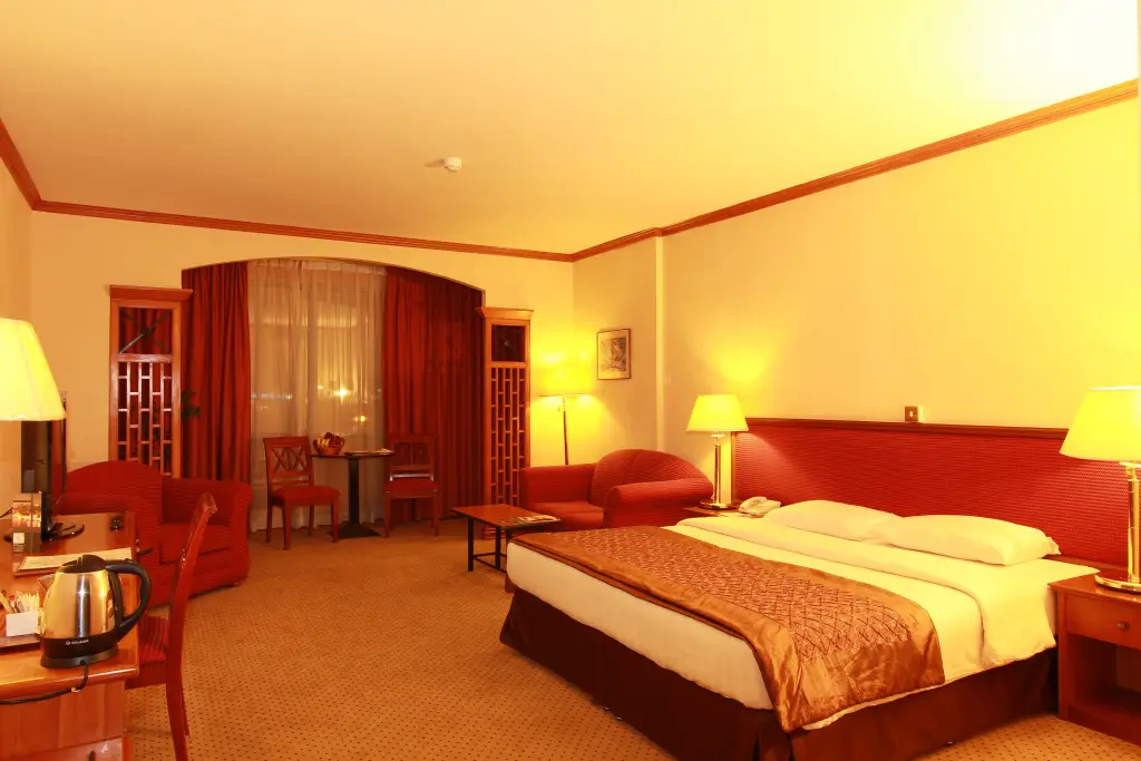 Дубай: Отель The George Hotel