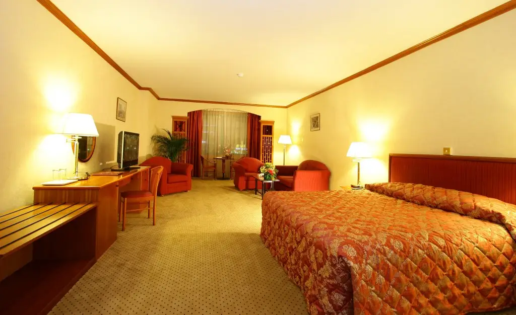 Дубай: Отель The George Hotel