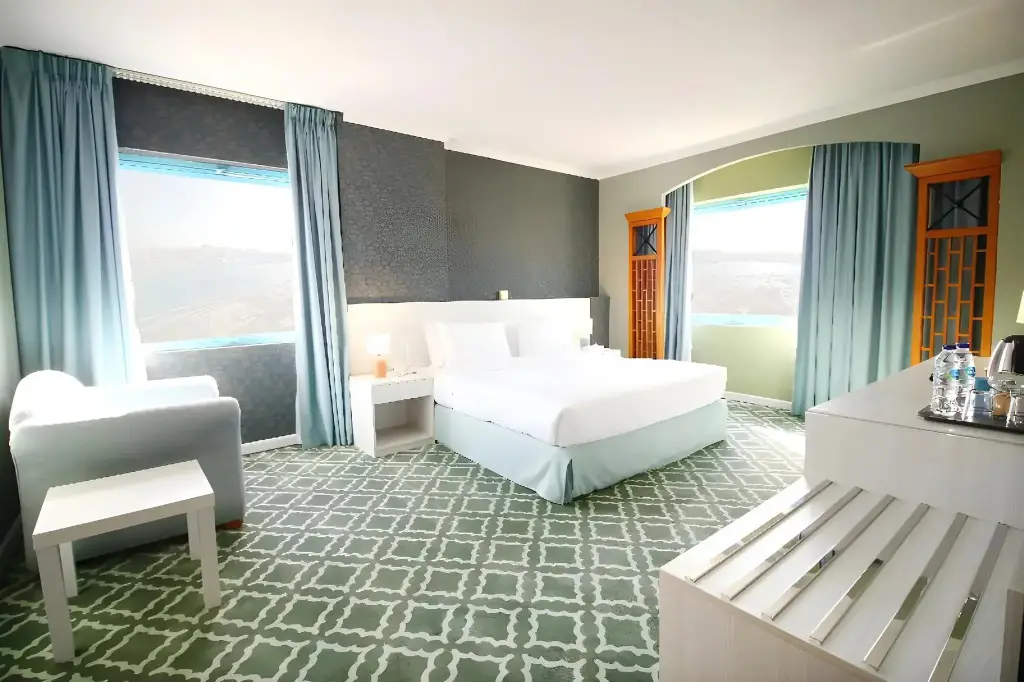 Дубай: Отель The George Hotel