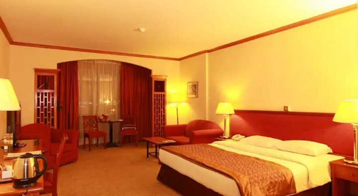 Дубай: Отель The George Hotel
