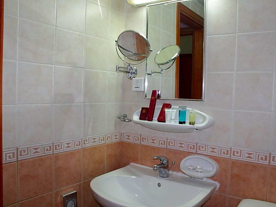 Шарджа: Emirates Palace Hotel Suites