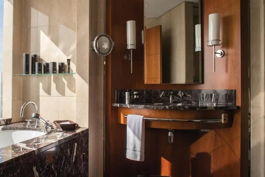 Дубай: Jumeirah Emirates Towers Dubai