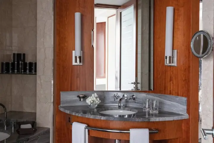 Дубай: Jumeirah Emirates Towers Dubai